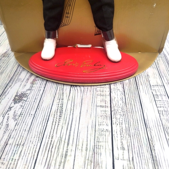 Elvis Presley hasbro doll and poster - Picture 5 of 5